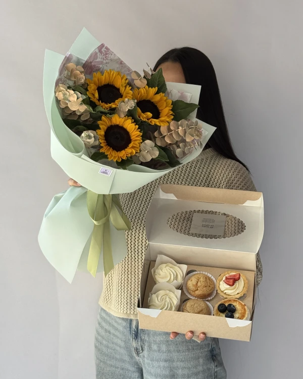 Сет "Sweet Mood" — "Sweet Mood" — подарочный сет из трёх жёлтых подсолнухов с эвкалиптом и коробки с шестью десертами…